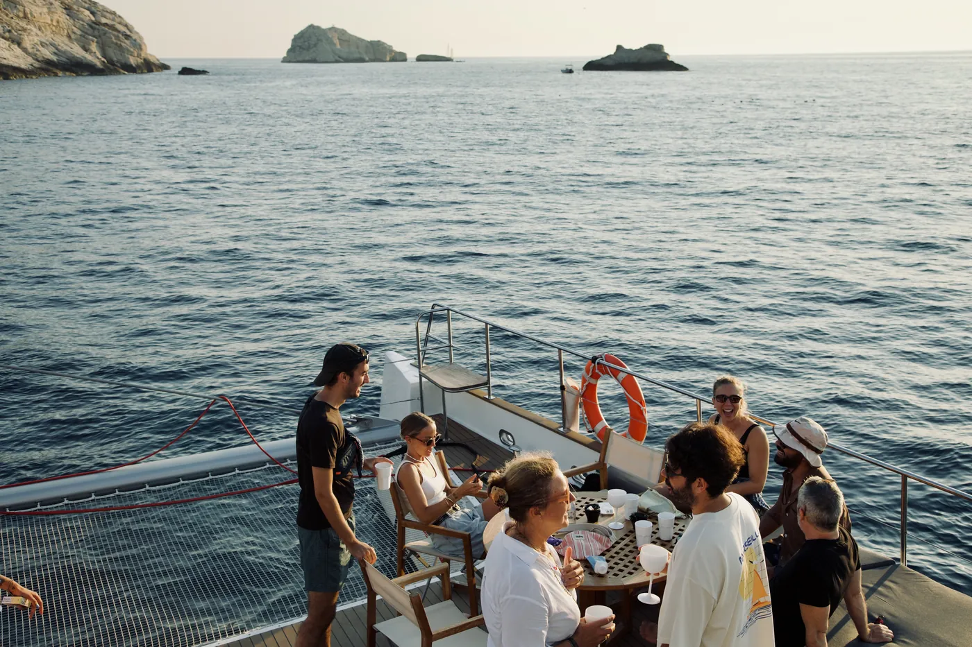 Les filets d'un maxi-catamaran et les îles de la rade de Marseille