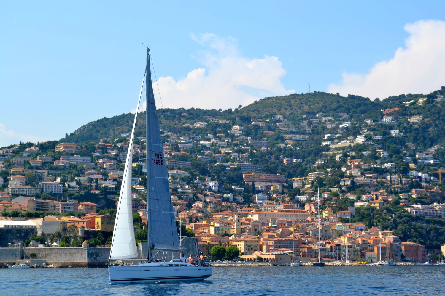 Voilier devant les façades colorées de Villefranche-sur-Mer