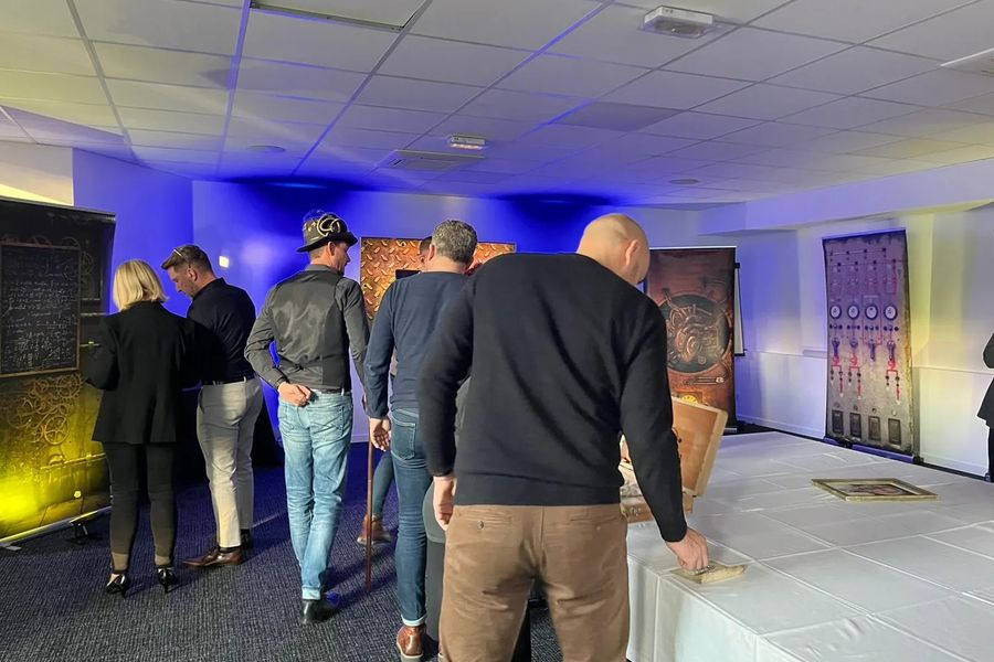 Salle de jeu montée et mise en lumière, les équipes sur les postes