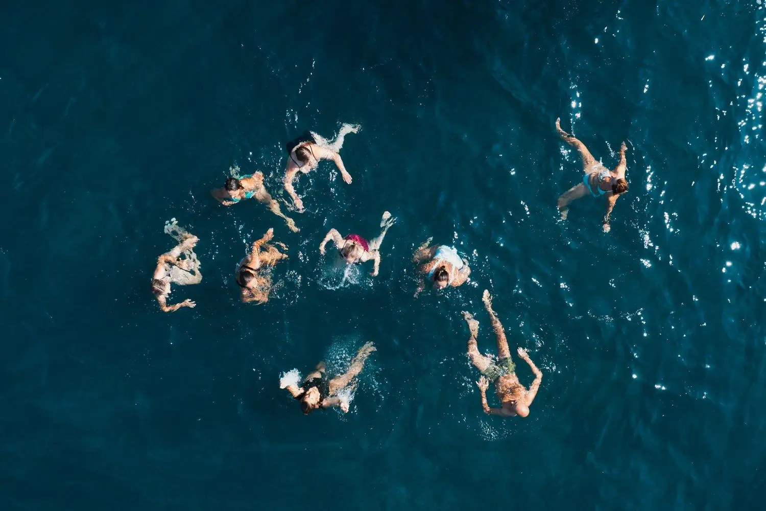 Groupe se baignant au mouillage, vu du ciel
