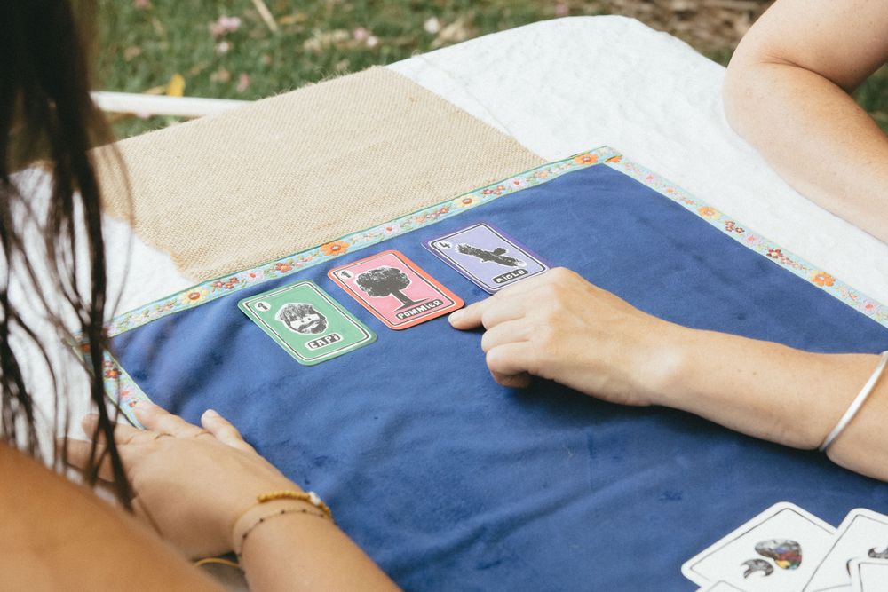 Cartes posées sur une table pendant un atelier