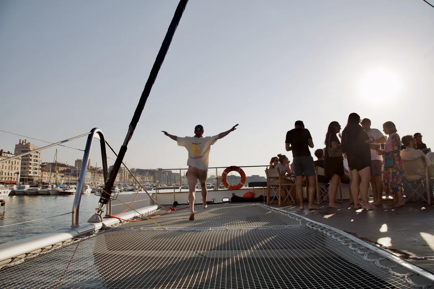 L'étrave et les filets d'un maxi-catamaran, en fin de sortie