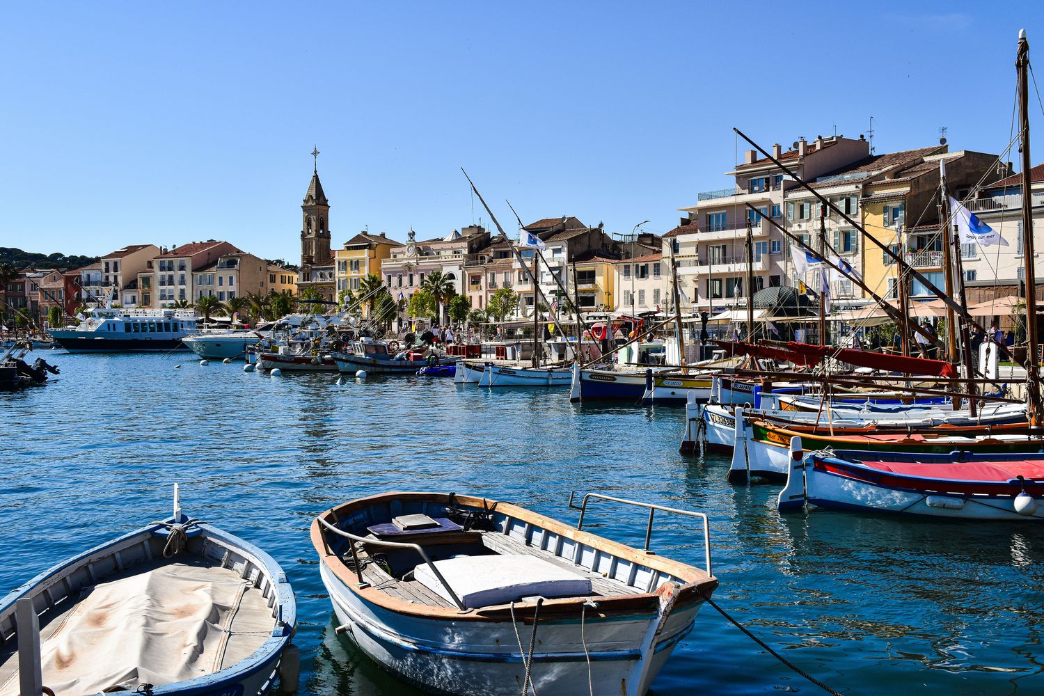 Barques et façades colorées sur le port, au bord de la rade
