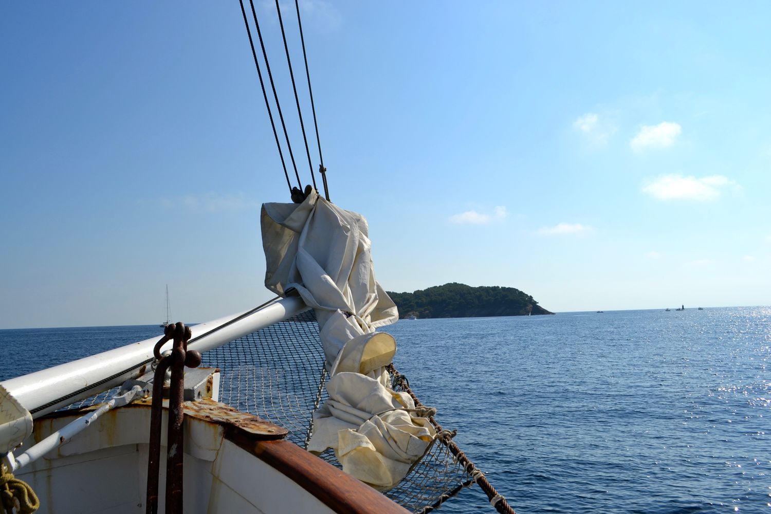 L'île Verte vue depuis l'étrave d'un vieux gréement