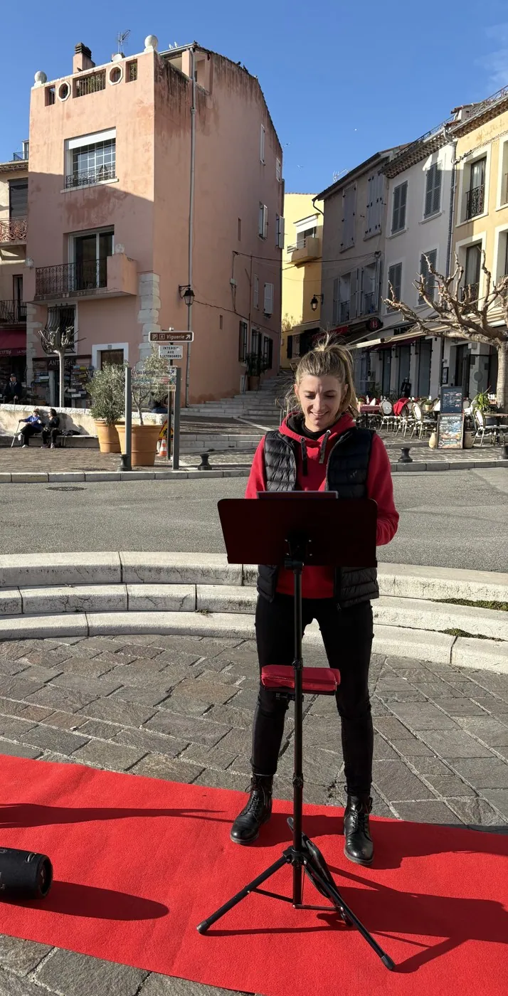 Le briefing d'un rallye express sur une place de village, en Provence