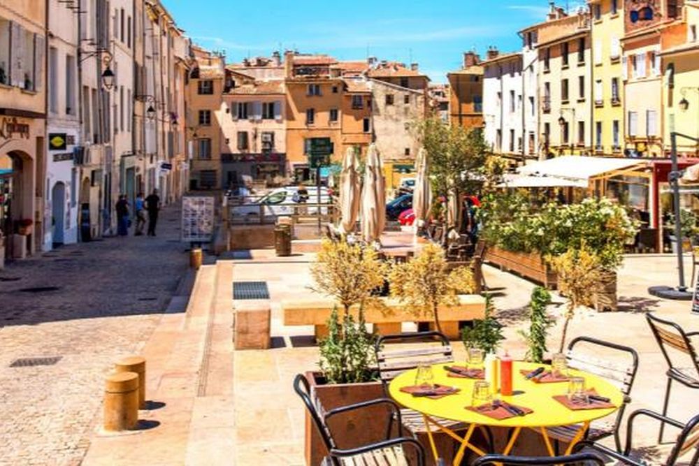 Une place de la vieille ville et ses terrasses