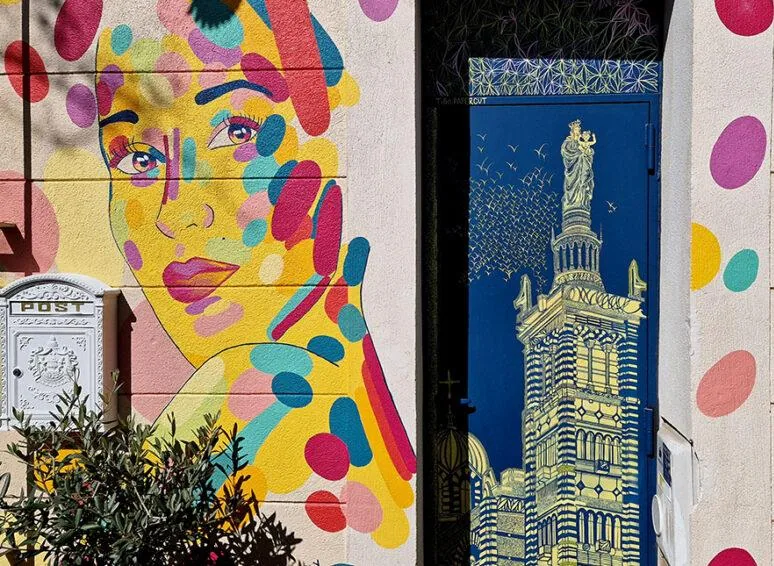 Une façade peinte et une porte décorée dans une ruelle du Panier
