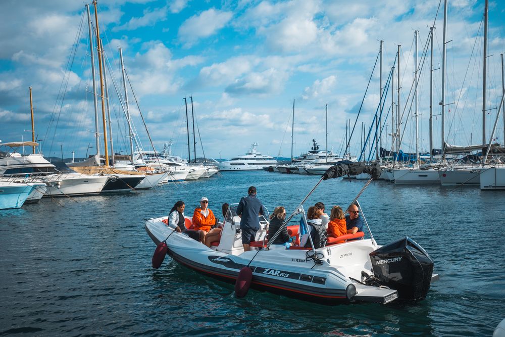 Semi-rigide et équipiers dans le port, avant le départ