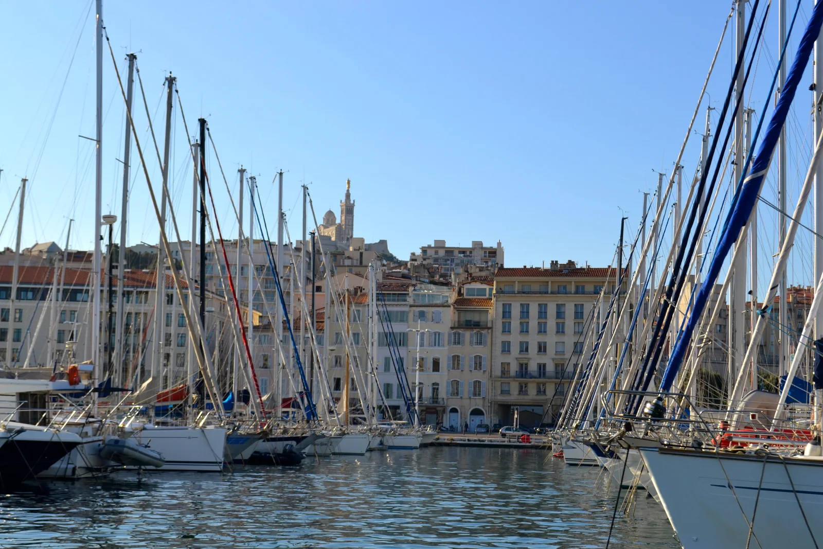 Le Vieux-Port de Marseille, les mâts et Notre-Dame de la Garde
