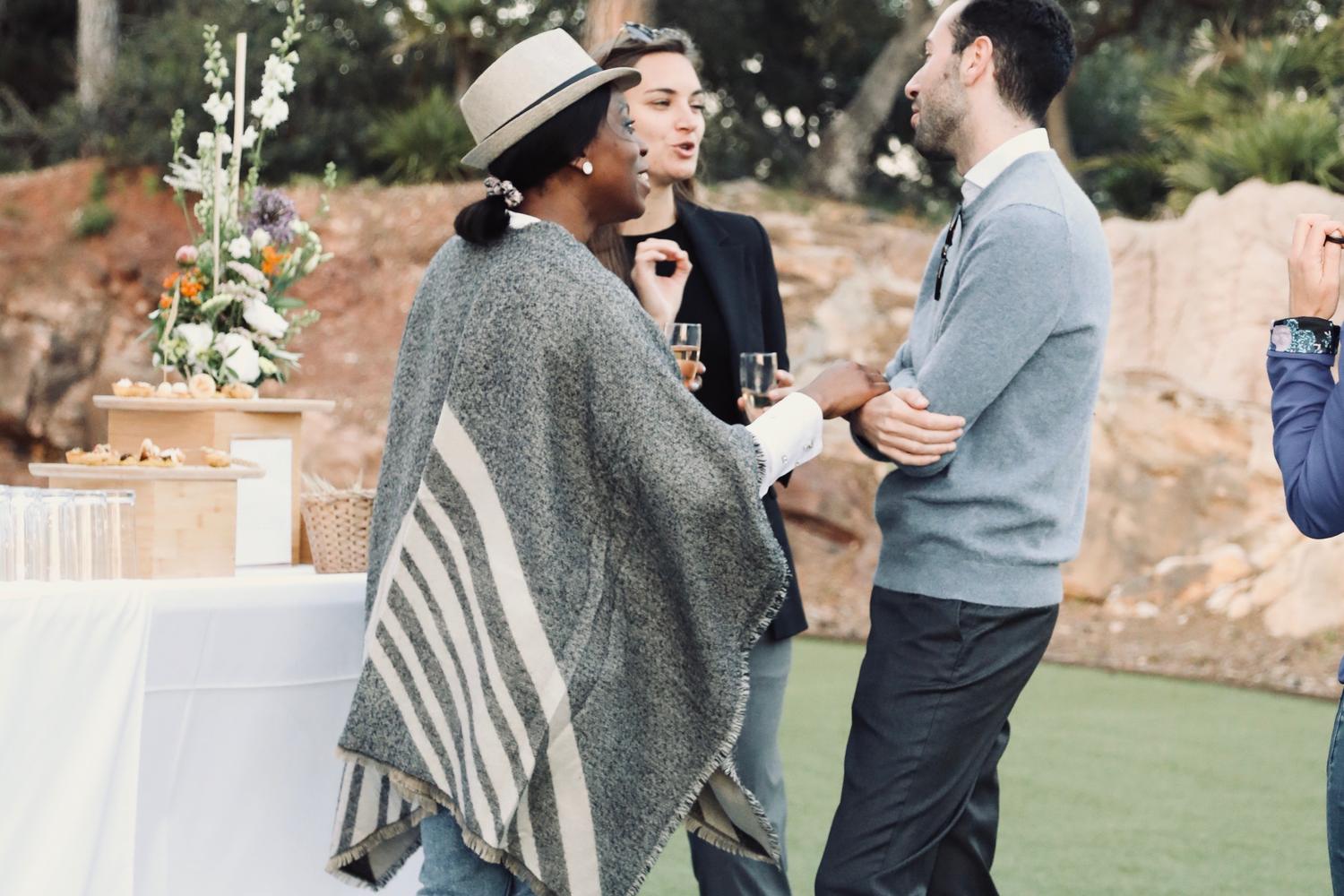 Échange entre dirigeants au cocktail, dans le jardin d'une villa en bord de mer