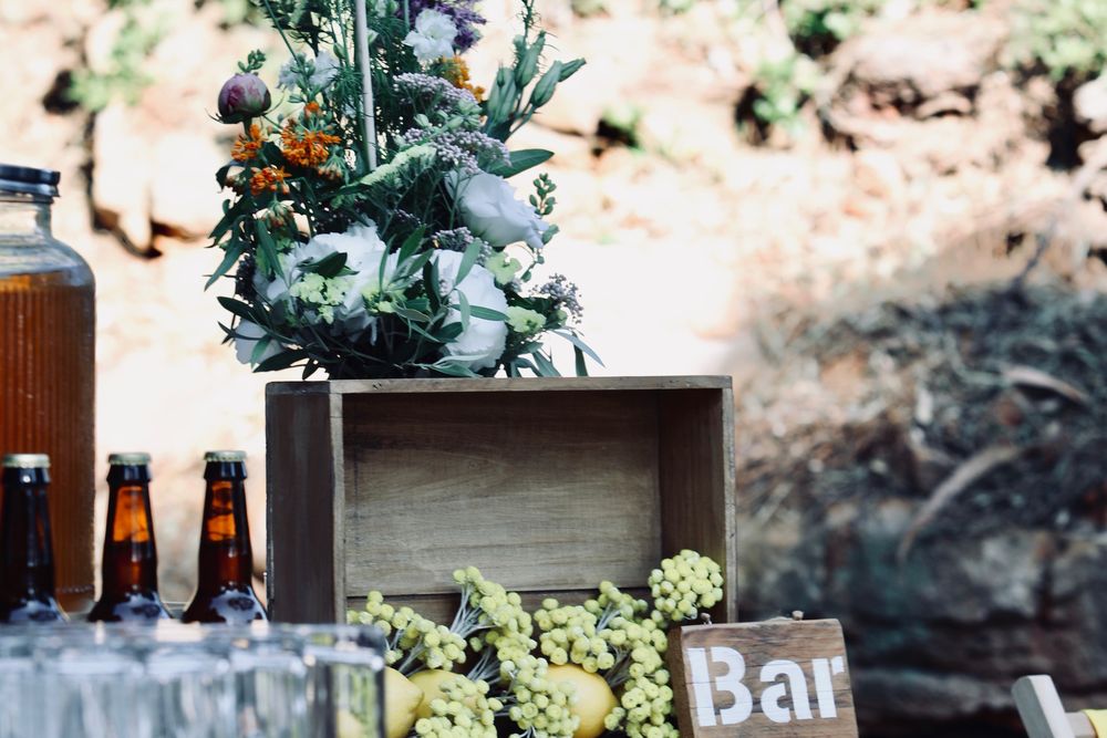 Bar du cocktail décoré de fleurs, de citrons et de caisses en bois
