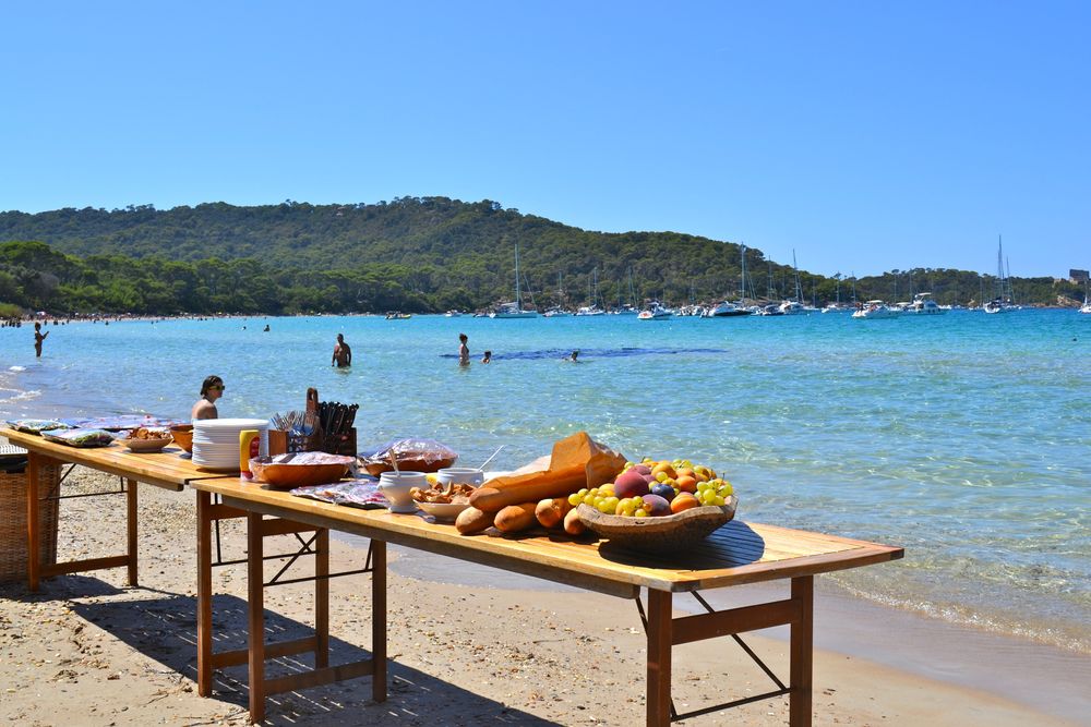 Buffet dressé sur une plage de Porquerolles, face à la mer