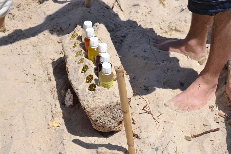 Épreuve posée sur un rocher, les pieds dans le sable