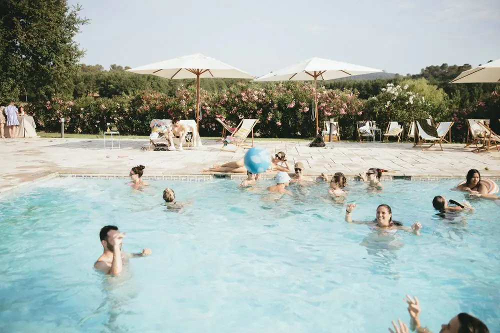 Domaine avec piscine accueillant un séminaire