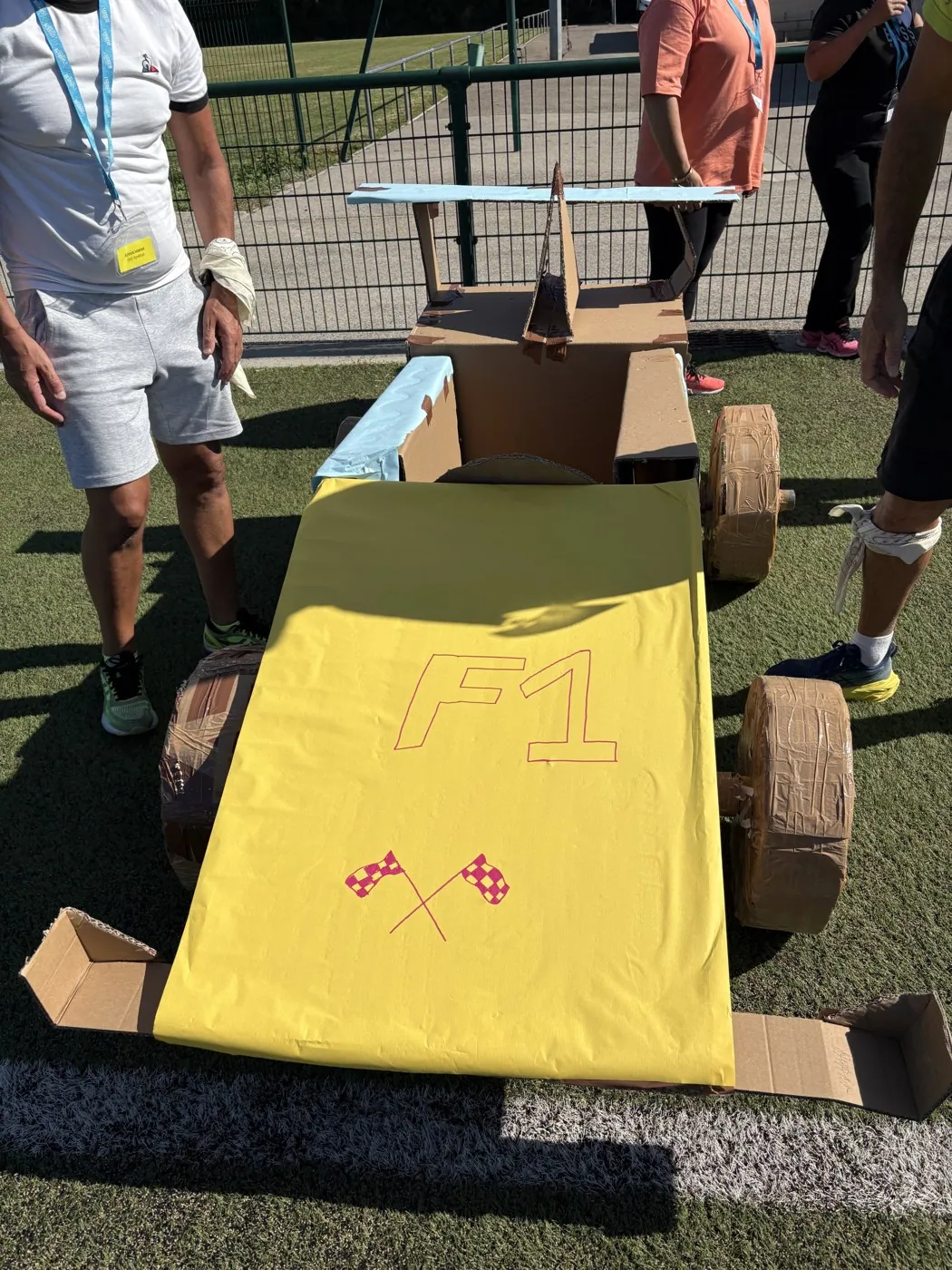 Voiture en carton aux couleurs de la formule 1, prête pour la course