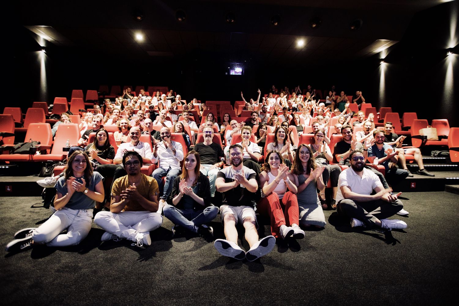 Force de vente réunie dans une salle de plénière