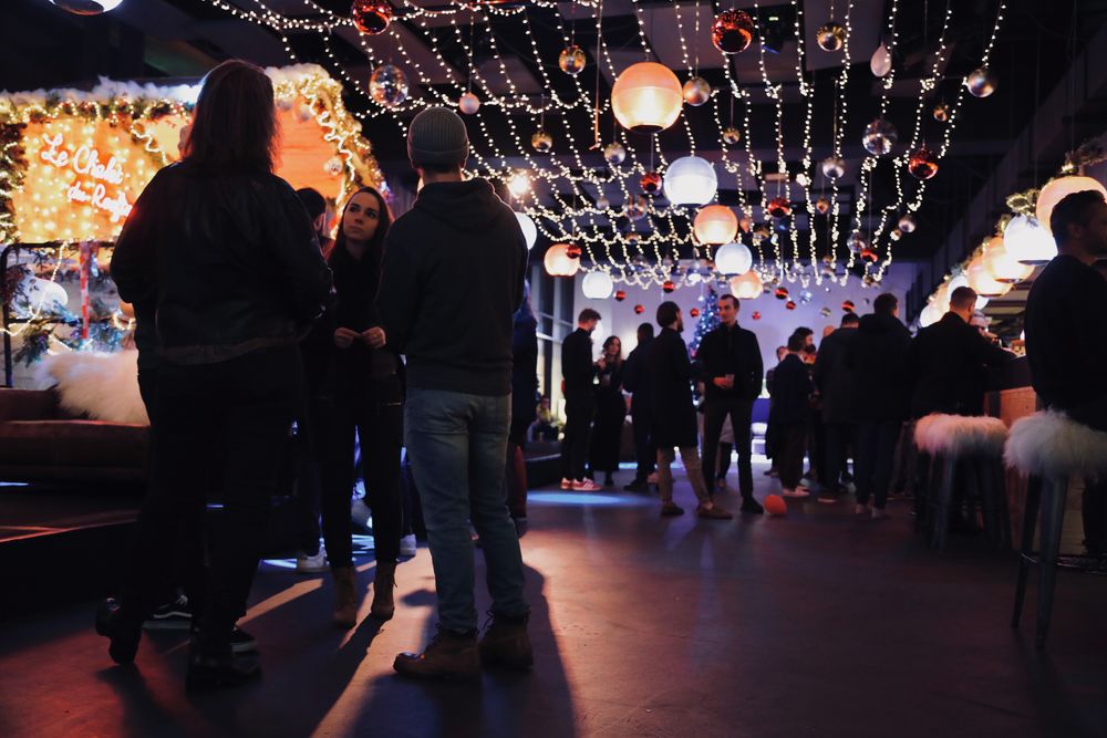 Soirée d'entreprise en terrasse, à la nuit tombée