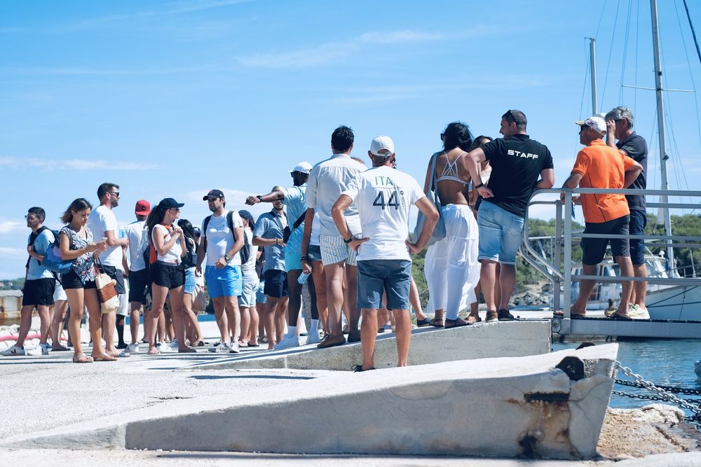 Équipes rassemblées sur le quai avant une régate