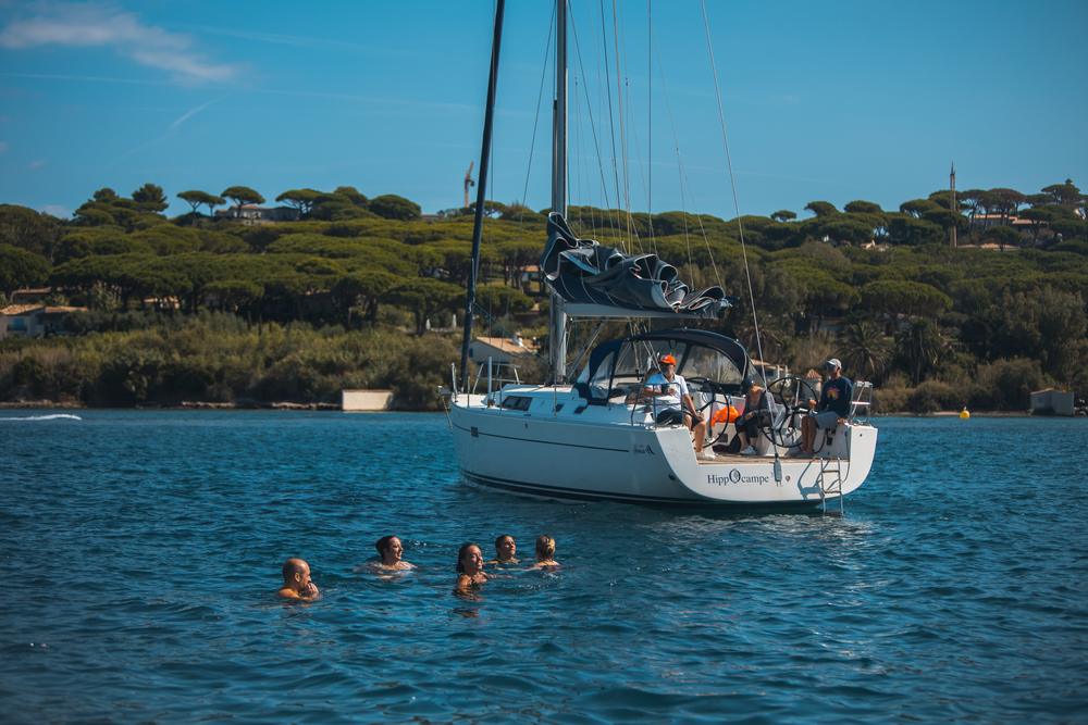 Voiliers en régate dans le golfe de Saint-Tropez