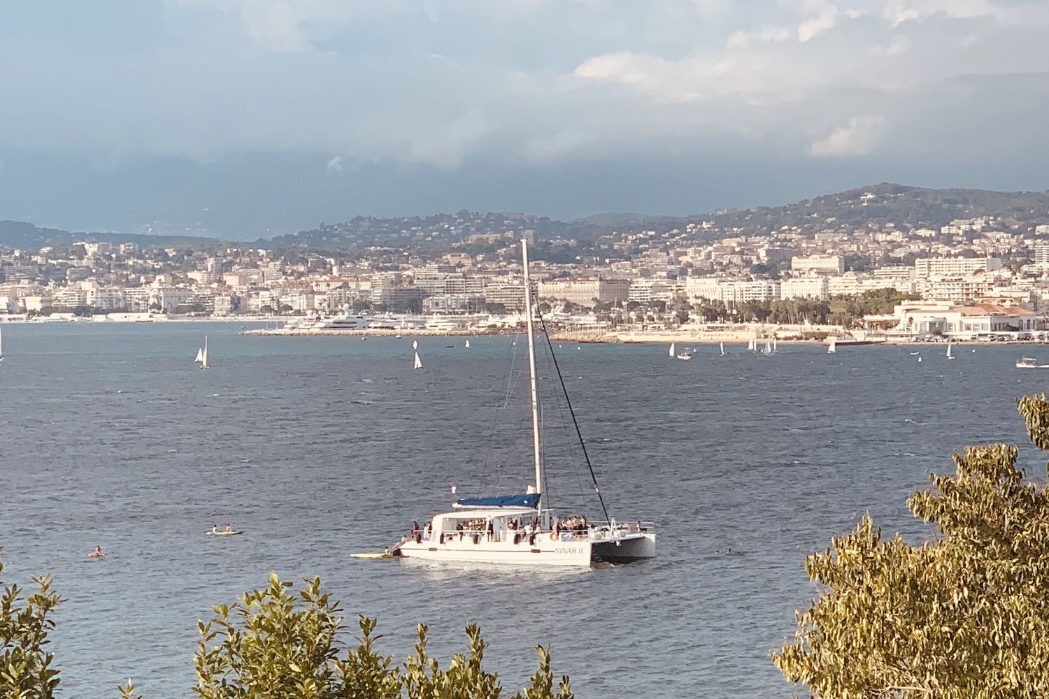 La baie de Cannes et un catamaran au mouillage, vus depuis la côte