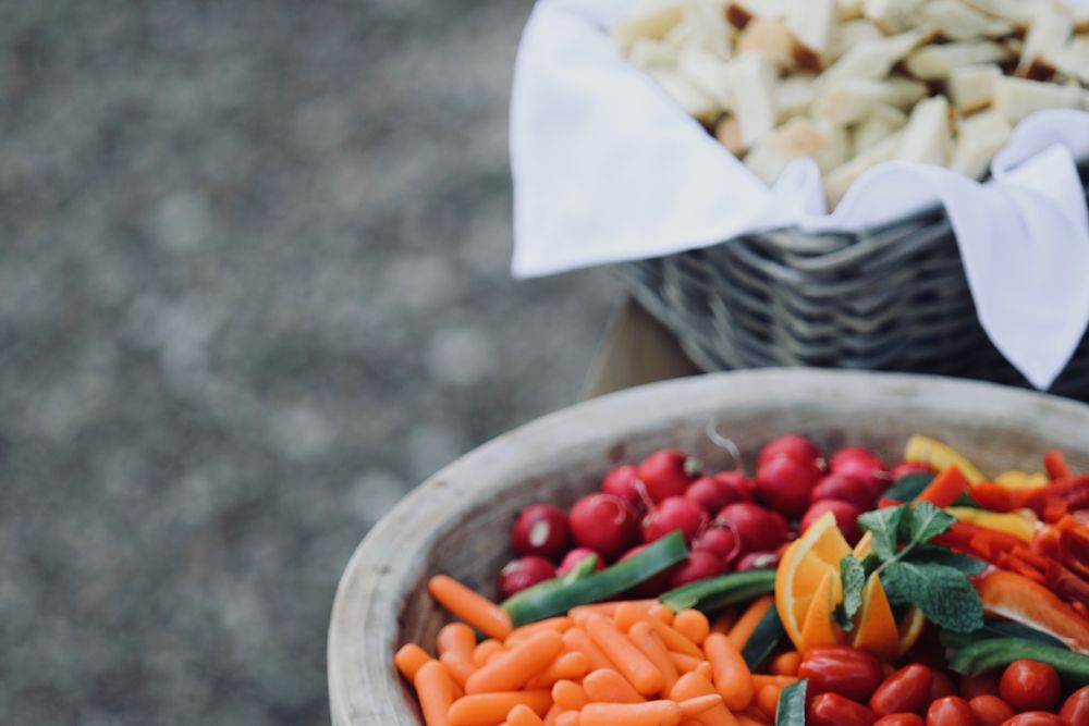 Panier de légumes de saison sur un buffet
