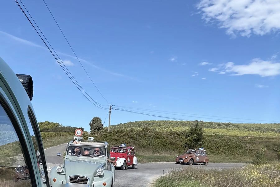 2 CV sur une petite route de campagne