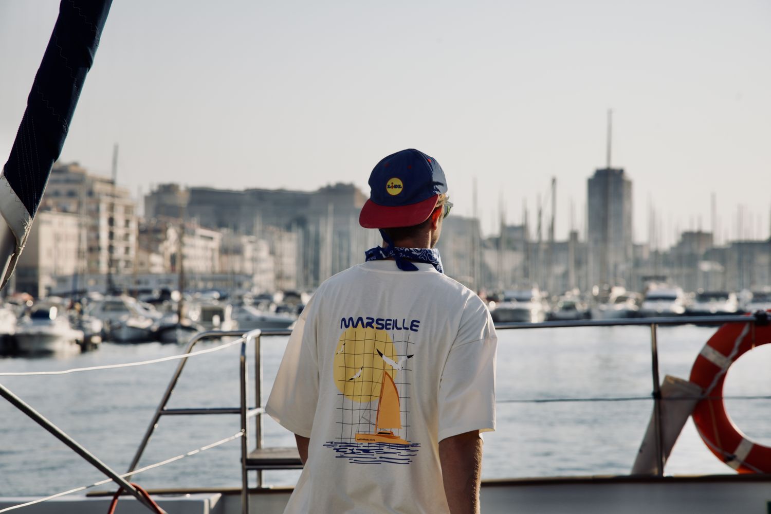 Participant face au Vieux-Port de Marseille, depuis le pont d'un bateau