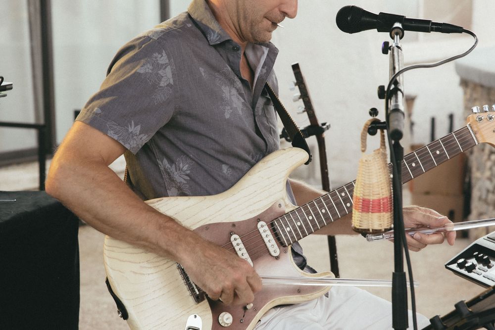 Guitariste en concert pendant la fête de l'entreprise