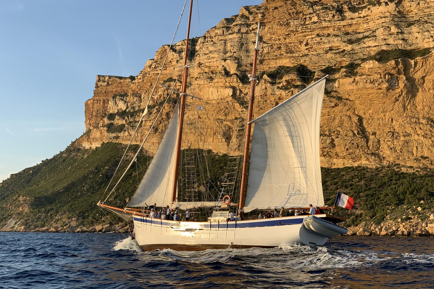 Vieux gréement toutes voiles dehors au pied des falaises du cap Canaille, près de Cassis