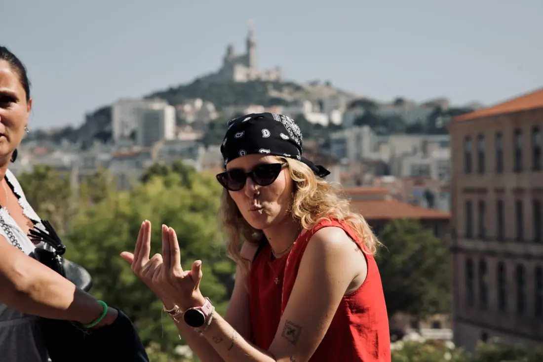 Participantes d'un rallye urbain d'entreprise dans les rues de Marseille
