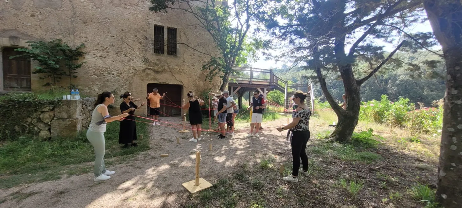 Groupe en route vers les vignes, au départ d'un vignathlon dans un domaine