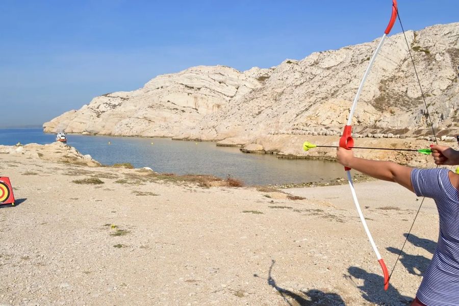 Tir à l'arc sur une plage pendant des olympiades