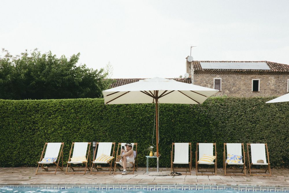 Transats alignés au bord de la piscine d'un domaine