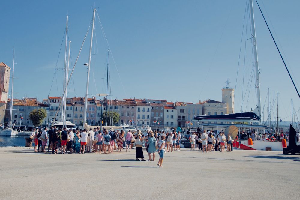 Groupe réuni sur le quai du port avant l'embarquement