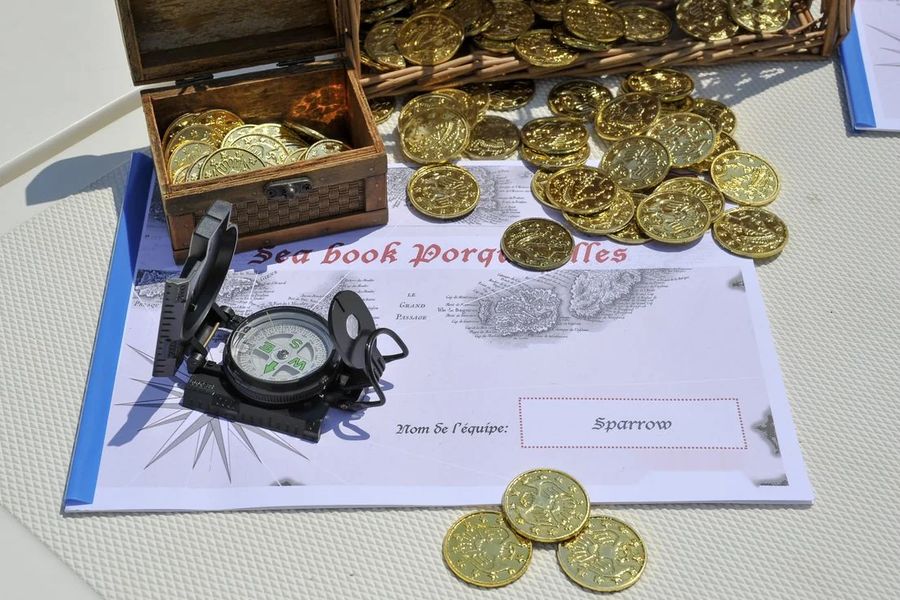 Carnet de bord et coffre d'une chasse au trésor
