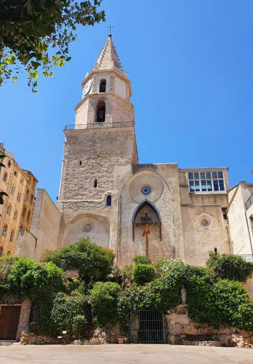 Le clocher d'une église du Panier au-dessus des toits