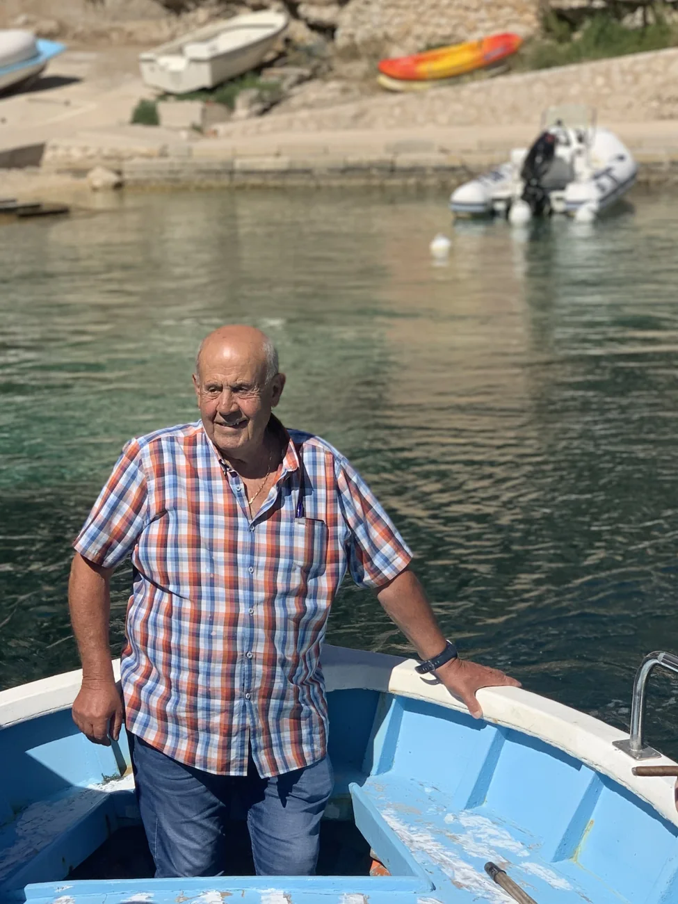 Jean-Claude Bianco debout dans son pointu, dans la calanque