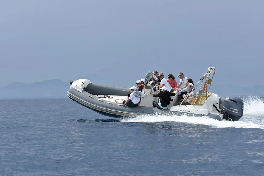 Semi-rigide en navigation entre deux îles pendant un rallye nautique