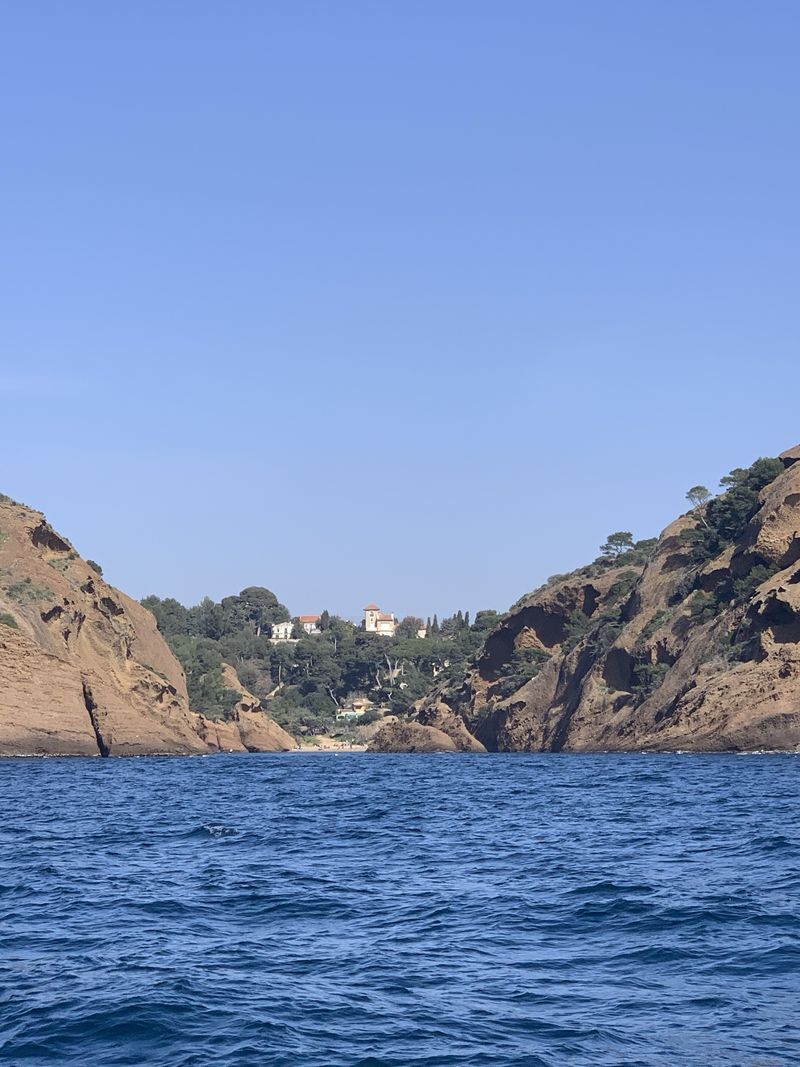 L'entrée de la calanque de Figuerolles et ses falaises rouges, vue de la mer