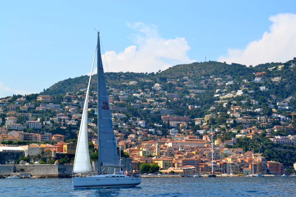 Voilier devant les façades colorées de Villefranche-sur-Mer