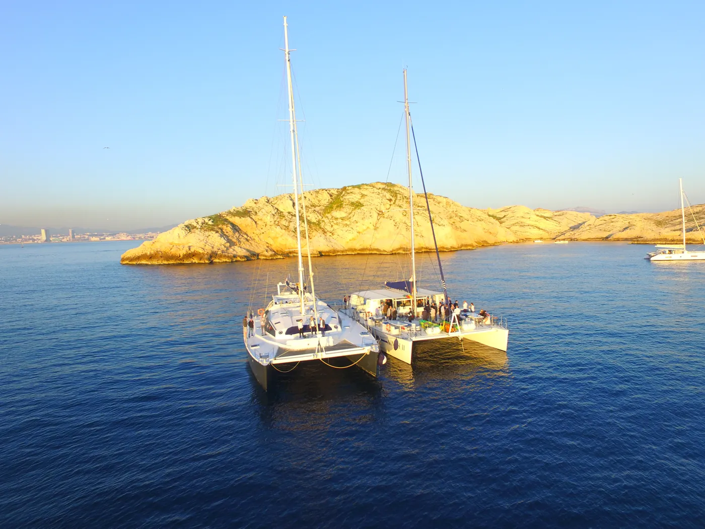 Deux maxi-catamarans au mouillage en fin de journée