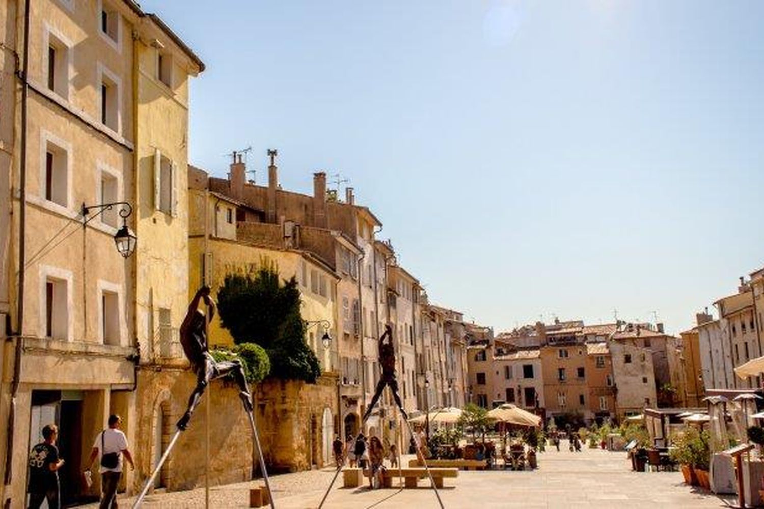 Une place de la vieille ville, ses terrasses et ses façades ocre