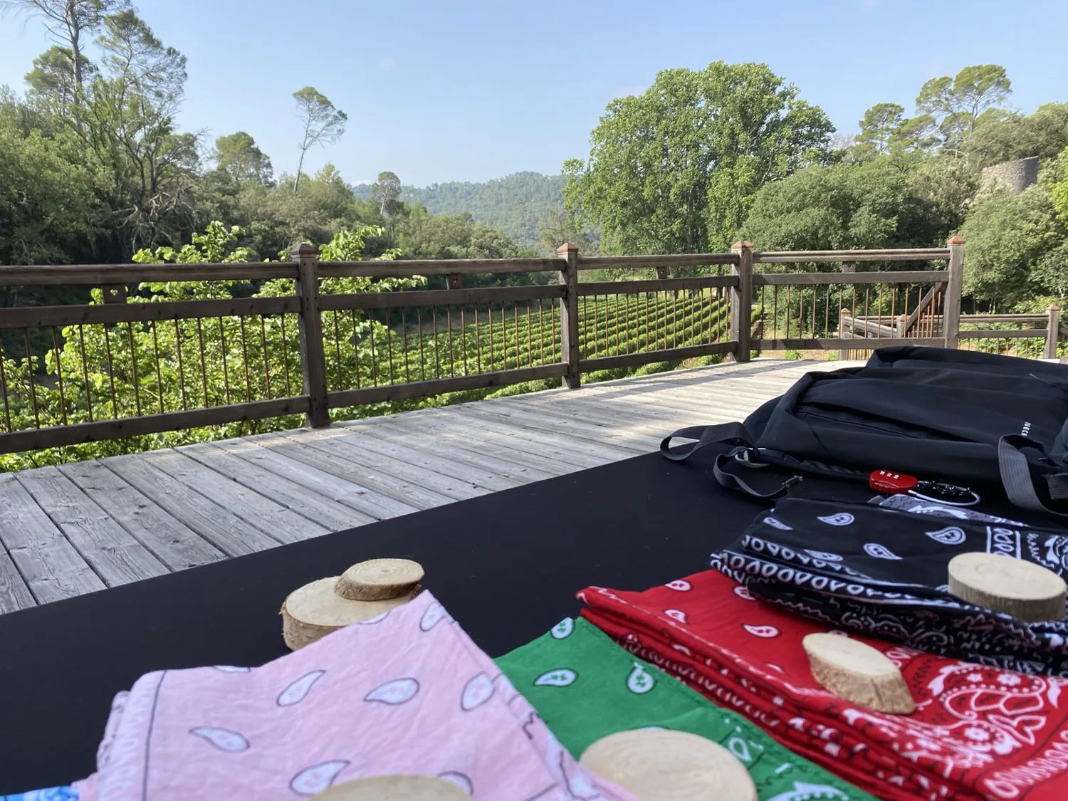 Bandanas et chapeaux d'équipe posés sur la terrasse du domaine