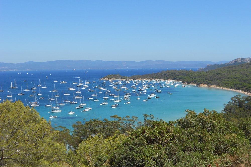 Plage et voiliers au mouillage, vus depuis les hauteurs de l'île