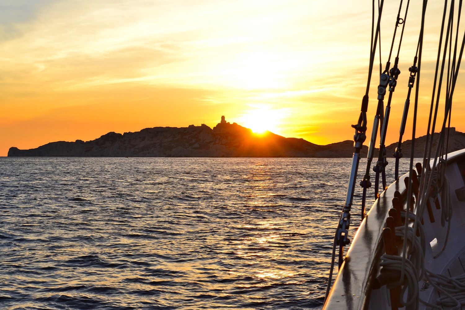 Coucher de soleil sur les îles du Frioul depuis le pont d'un voilier