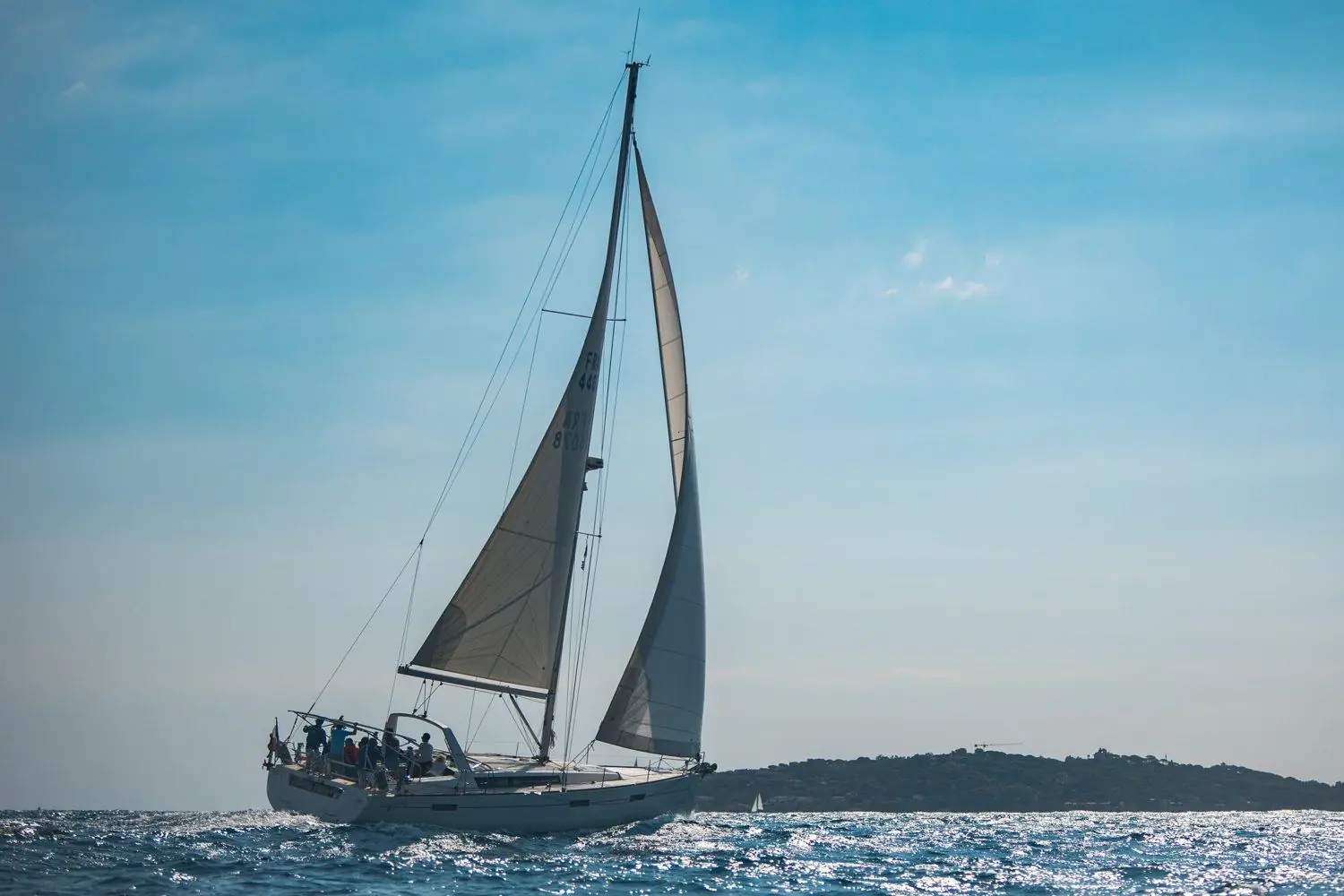 Voilier sous voiles le long de la côte