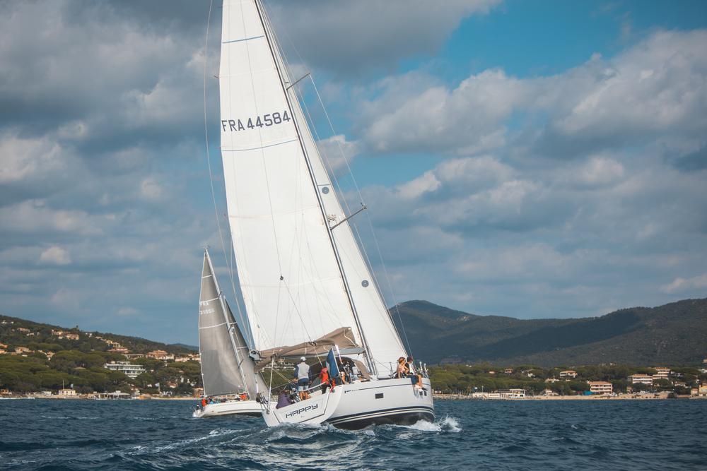 Voilier sous voiles dans le golfe de Saint-Tropez