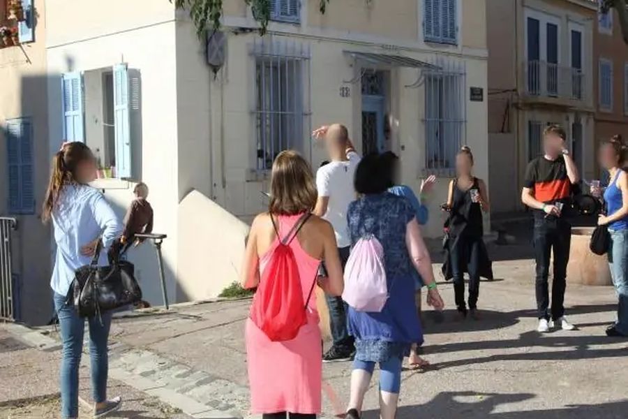 Participants d'un rallye urbain d'entreprise dans les rues