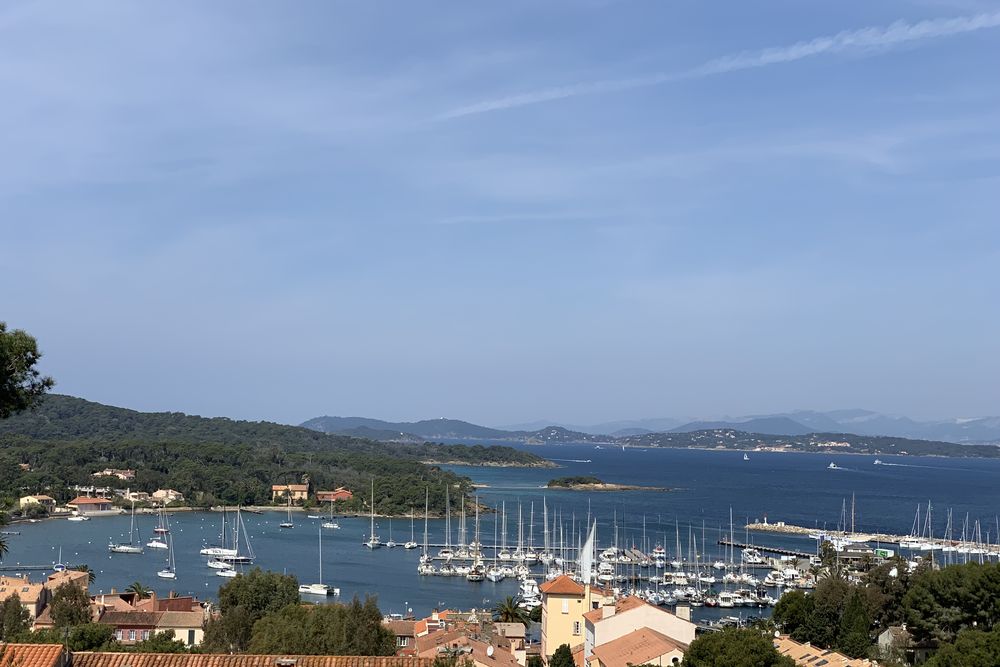 Port et maisons d'une île au large de Hyères