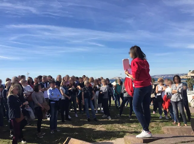 L'accompagnatrice briefe le groupe avant le départ, face à la mer